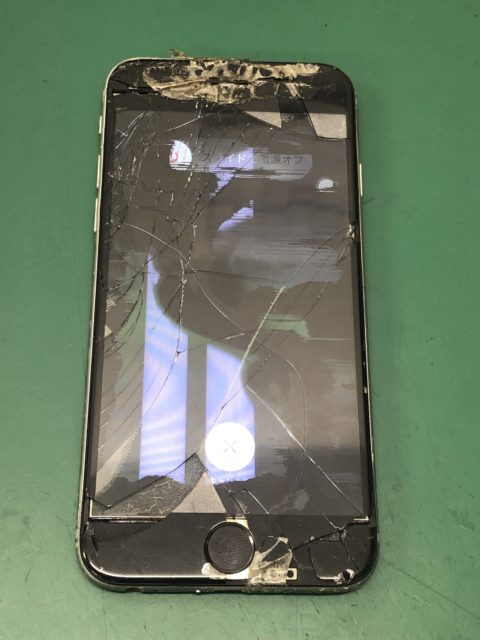 画面バキバキに割れたiphoneの内部をご覧になります Iphone修理アイサポ 修理事例