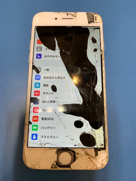 Iphoneの画面に黒いしみ 操作もできない Iphone修理アイサポ 修理事例