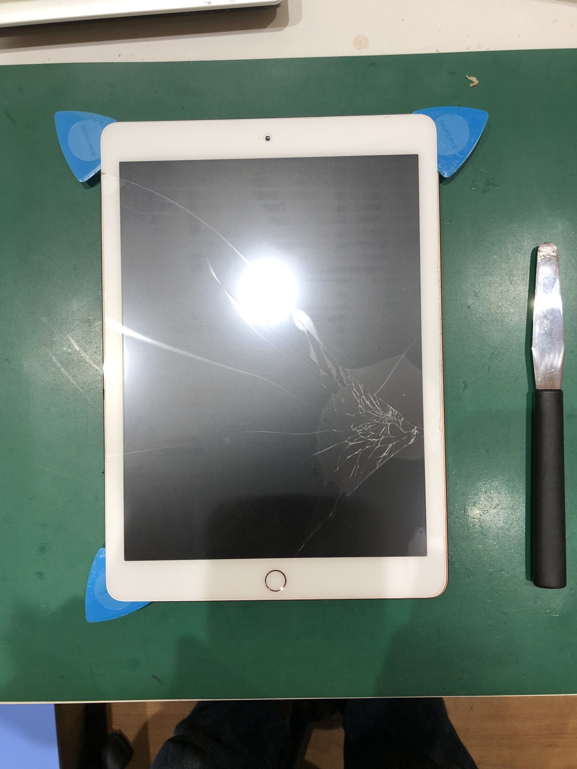 ☆iPad第6世代 フロントパネル交換修理 | iPhone修理アイサポ 修理事例