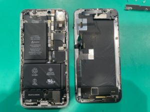 iPhoneXの液晶不良とバックパネルガラス割れを修理致しました 